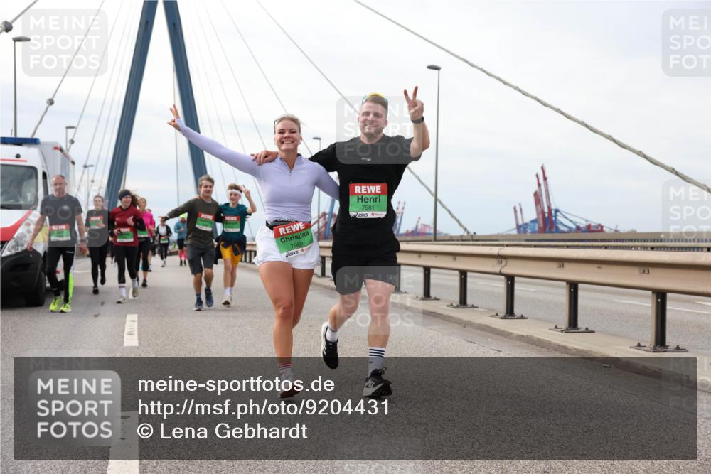 03.10.2025 - Köhlbrandbrückenlauf Lena Gebhardt http://msf.ph/oto/9204431 03.10.2025 15:56:46 Position 2 7980, 7981 meine-sportfotos.de