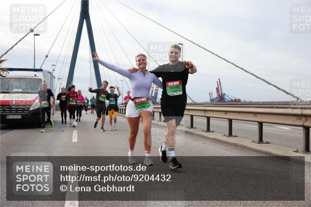 03.10.2025 - Köhlbrandbrückenlauf Lena Gebhardt http://msf.ph/oto/9204432 03.10.2025 15:56:46 Position 2 4249, 7980, 7981 meine-sportfotos.de
