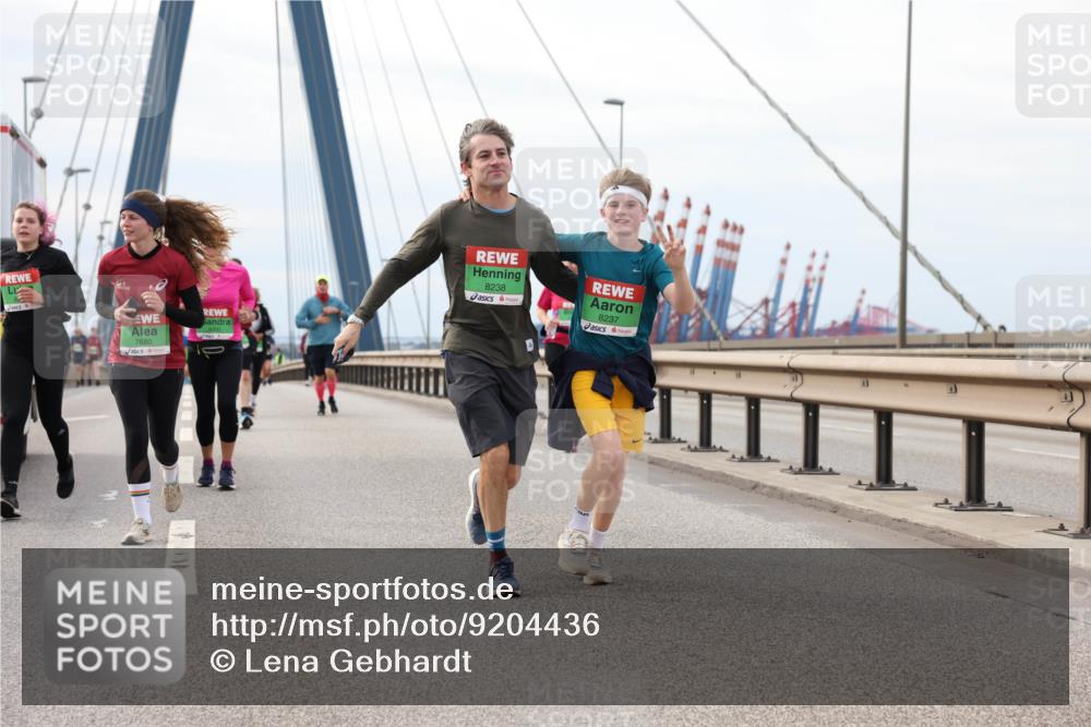 03.10.2025 - Köhlbrandbrückenlauf Lena Gebhardt http://msf.ph/oto/9204436 03.10.2025 15:56:48 Position 2 7680, 8238, 8237 meine-sportfotos.de