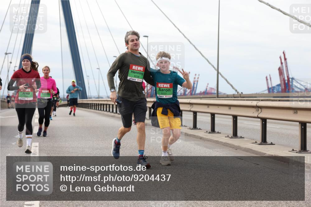 03.10.2025 - Köhlbrandbrückenlauf Lena Gebhardt http://msf.ph/oto/9204437 03.10.2025 15:56:48 Position 2 7680, 8238, 8237 meine-sportfotos.de