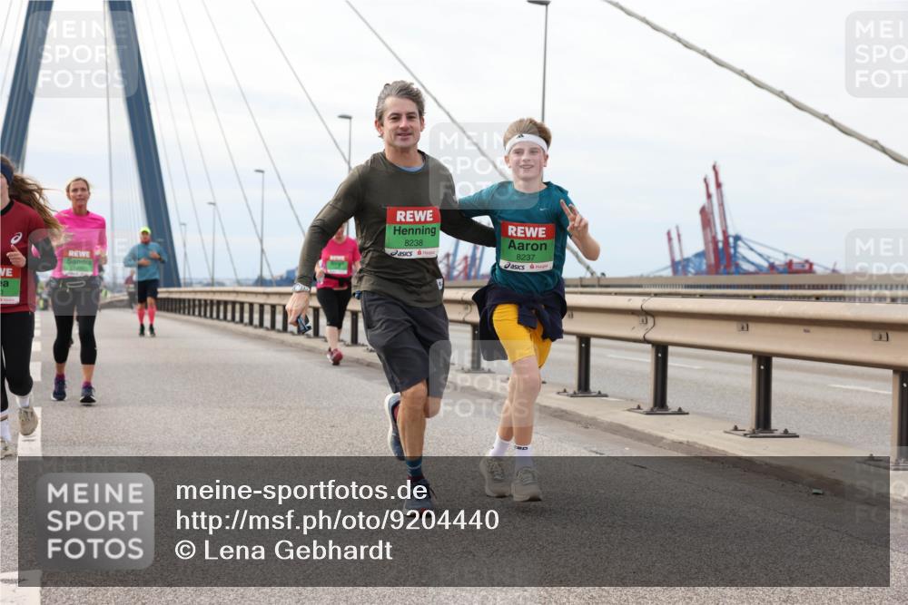03.10.2025 - Köhlbrandbrückenlauf Lena Gebhardt http://msf.ph/oto/9204440 03.10.2025 15:56:48 Position 2 8238, 8237 meine-sportfotos.de