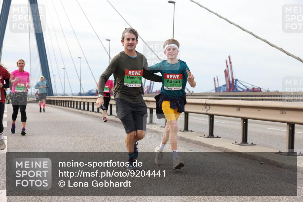03.10.2025 - Köhlbrandbrückenlauf Lena Gebhardt http://msf.ph/oto/9204441 03.10.2025 15:56:48 Position 2 8238, 8237 meine-sportfotos.de