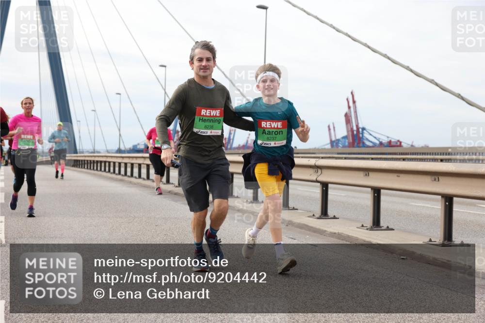 03.10.2025 - Köhlbrandbrückenlauf Lena Gebhardt http://msf.ph/oto/9204442 03.10.2025 15:56:48 Position 2 8238, 8237 meine-sportfotos.de