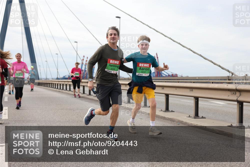 03.10.2025 - Köhlbrandbrückenlauf Lena Gebhardt http://msf.ph/oto/9204443 03.10.2025 15:56:49 Position 2 8238, 8237 meine-sportfotos.de