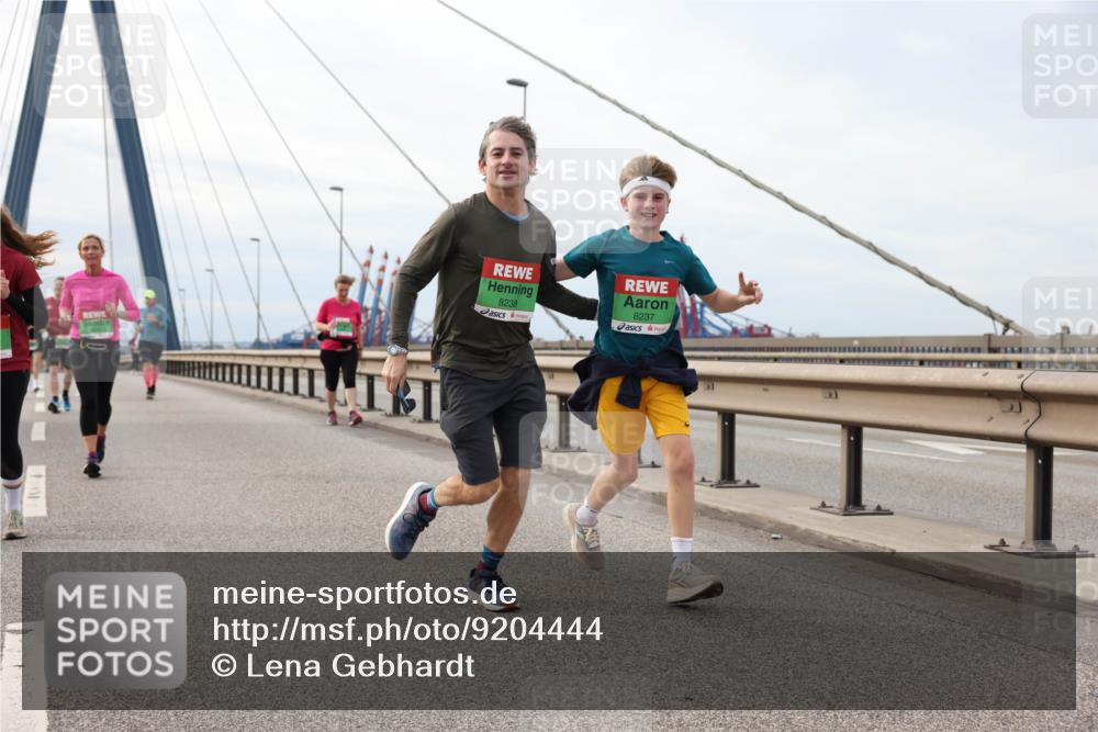 03.10.2025 - Köhlbrandbrückenlauf Lena Gebhardt http://msf.ph/oto/9204444 03.10.2025 15:56:49 Position 2 8238, 8237 meine-sportfotos.de