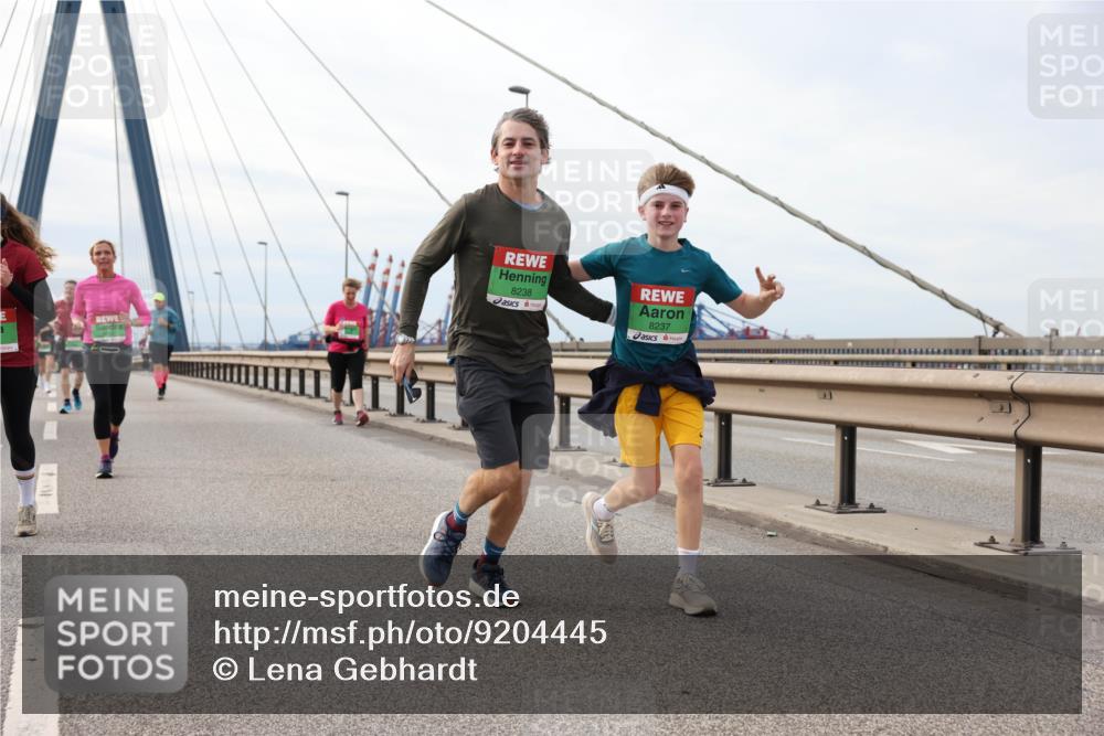 03.10.2025 - Köhlbrandbrückenlauf Lena Gebhardt http://msf.ph/oto/9204445 03.10.2025 15:56:49 Position 2 8238, 8237 meine-sportfotos.de