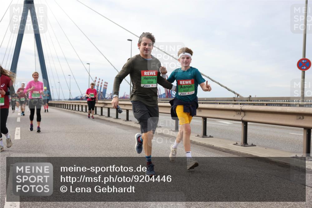 03.10.2025 - Köhlbrandbrückenlauf Lena Gebhardt http://msf.ph/oto/9204446 03.10.2025 15:56:49 Position 2 8238, 8237 meine-sportfotos.de