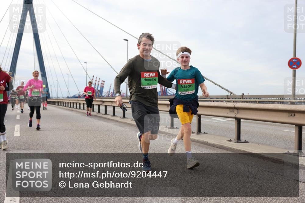 03.10.2025 - Köhlbrandbrückenlauf Lena Gebhardt http://msf.ph/oto/9204447 03.10.2025 15:56:49 Position 2 8238, 8237 meine-sportfotos.de