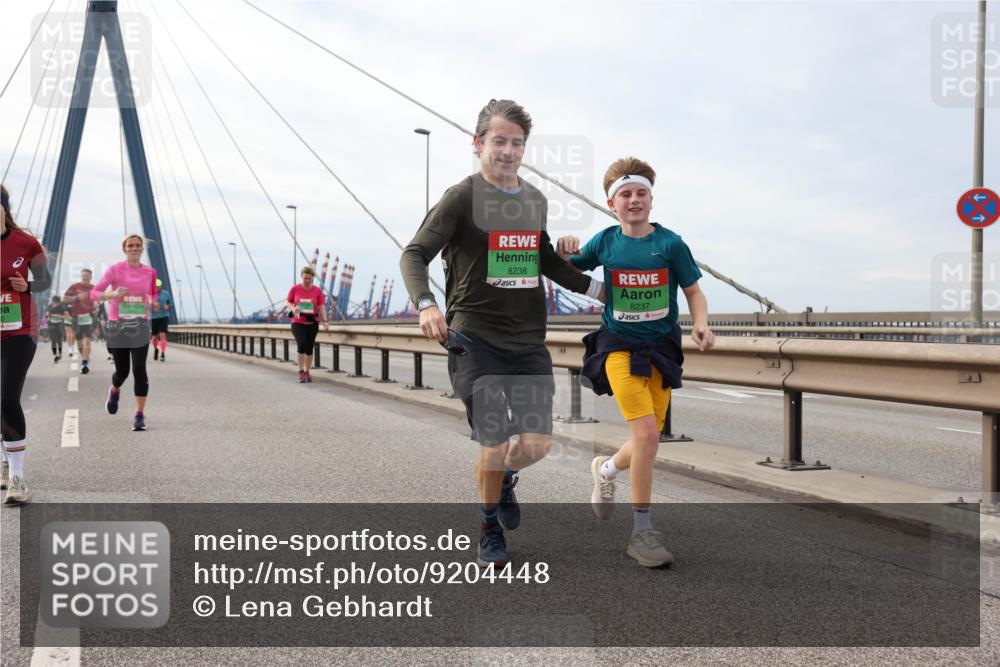 03.10.2025 - Köhlbrandbrückenlauf Lena Gebhardt http://msf.ph/oto/9204448 03.10.2025 15:56:49 Position 2 8238, 8237 meine-sportfotos.de