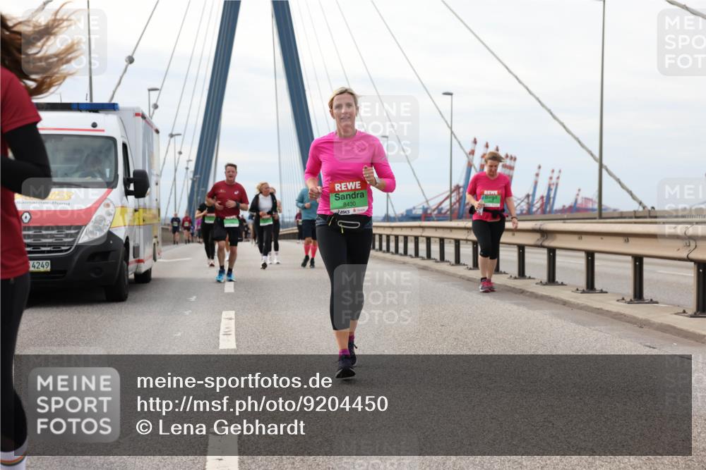 03.10.2025 - Köhlbrandbrückenlauf Lena Gebhardt http://msf.ph/oto/9204450 03.10.2025 15:56:50 Position 2 4249, 8430 meine-sportfotos.de