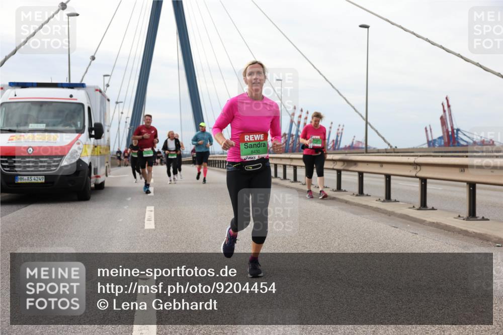 03.10.2025 - Köhlbrandbrückenlauf Lena Gebhardt http://msf.ph/oto/9204454 03.10.2025 15:56:51 Position 2 42, 85, 4249, 8430 meine-sportfotos.de