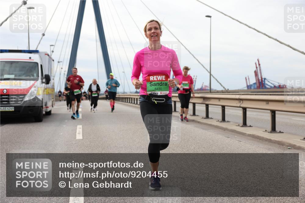 03.10.2025 - Köhlbrandbrückenlauf Lena Gebhardt http://msf.ph/oto/9204455 03.10.2025 15:56:51 Position 2 4249, 8430 meine-sportfotos.de
