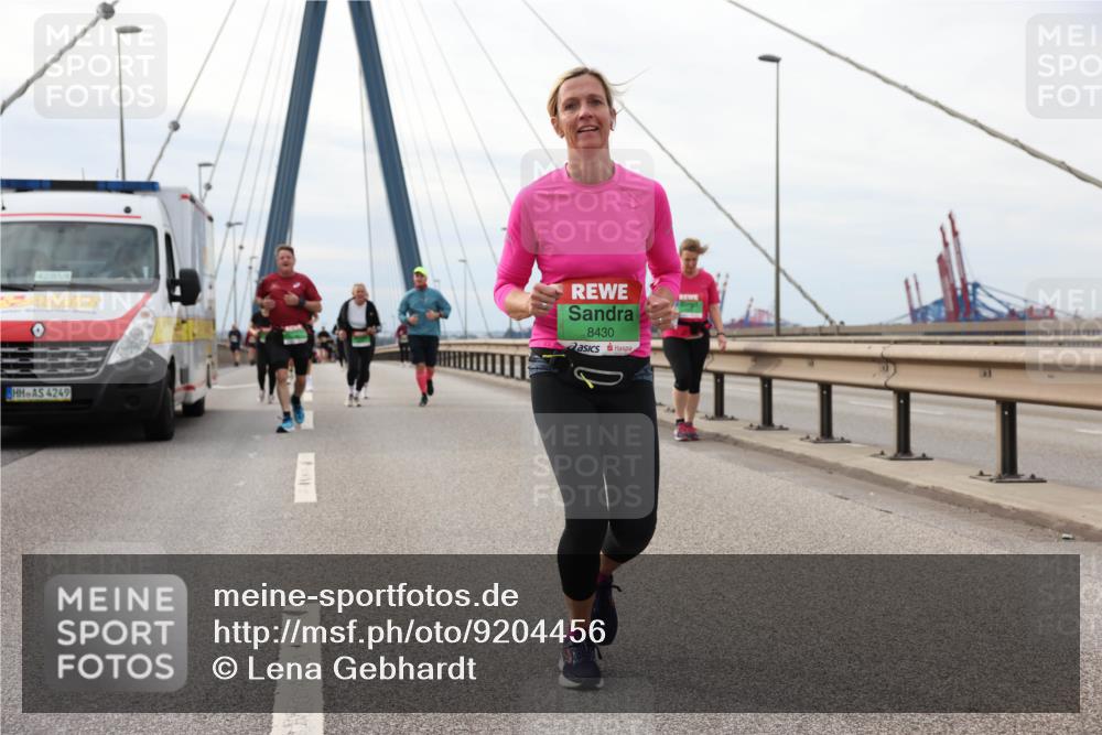 03.10.2025 - Köhlbrandbrückenlauf Lena Gebhardt http://msf.ph/oto/9204456 03.10.2025 15:56:51 Position 2 4249, 8430 meine-sportfotos.de