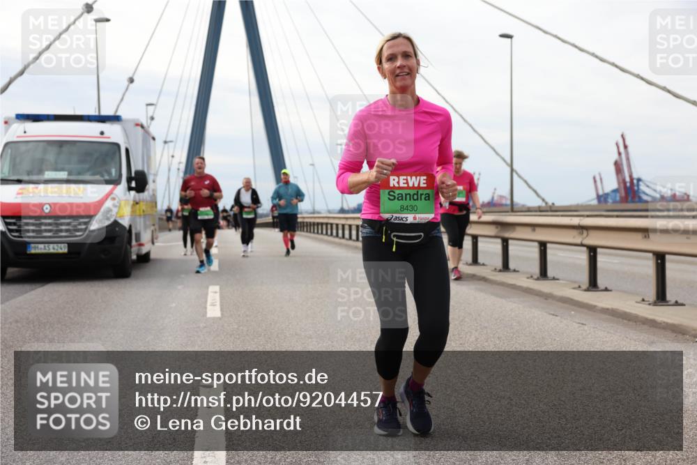 03.10.2025 - Köhlbrandbrückenlauf Lena Gebhardt http://msf.ph/oto/9204457 03.10.2025 15:56:51 Position 2 4249, 8430 meine-sportfotos.de