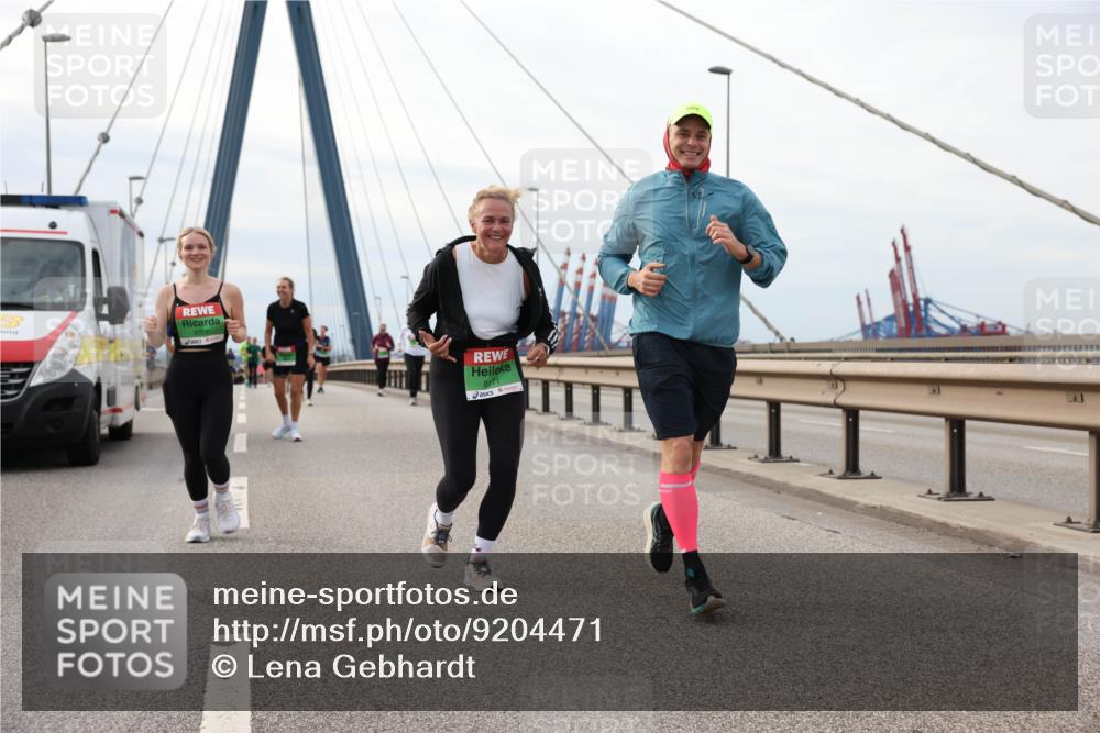 03.10.2025 - Köhlbrandbrückenlauf Lena Gebhardt http://msf.ph/oto/9204471 03.10.2025 15:56:56 Position 2 8305, 8171 meine-sportfotos.de