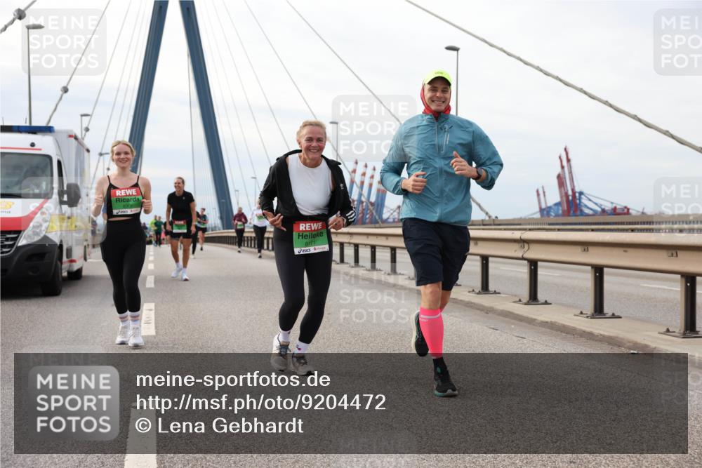 03.10.2025 - Köhlbrandbrückenlauf Lena Gebhardt http://msf.ph/oto/9204472 03.10.2025 15:56:57 Position 2 8305, 8171 meine-sportfotos.de