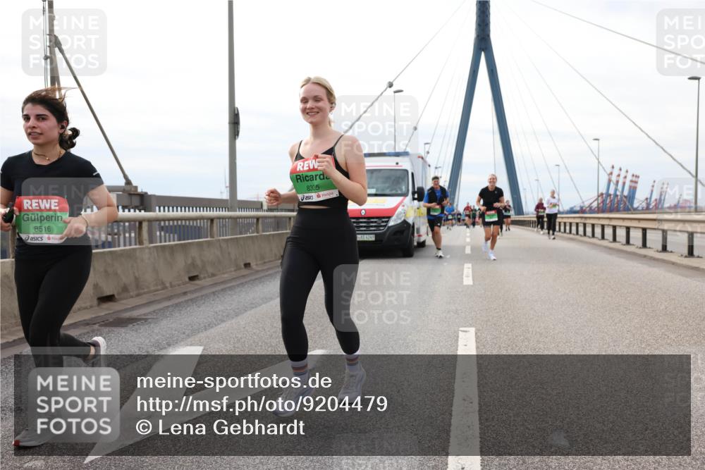03.10.2025 - Köhlbrandbrückenlauf Lena Gebhardt http://msf.ph/oto/9204479 03.10.2025 15:56:58 Position 2 8516, 8305, 4249 meine-sportfotos.de