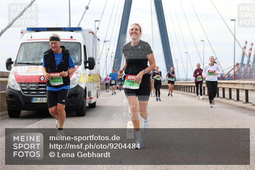 03.10.2025 - Köhlbrandbrückenlauf Lena Gebhardt http://msf.ph/oto/9204484 03.10.2025 15:57:00 Position 2 8914, 8917, 4 meine-sportfotos.de
