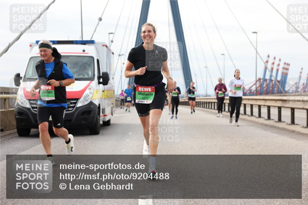 03.10.2025 - Köhlbrandbrückenlauf Lena Gebhardt http://msf.ph/oto/9204488 03.10.2025 15:57:01 Position 2 8914, 8917 meine-sportfotos.de