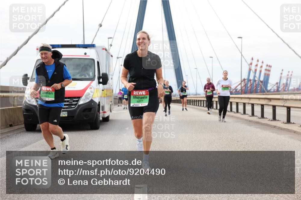 03.10.2025 - Köhlbrandbrückenlauf Lena Gebhardt http://msf.ph/oto/9204490 03.10.2025 15:57:01 Position 2 8914, 8917, 249 meine-sportfotos.de