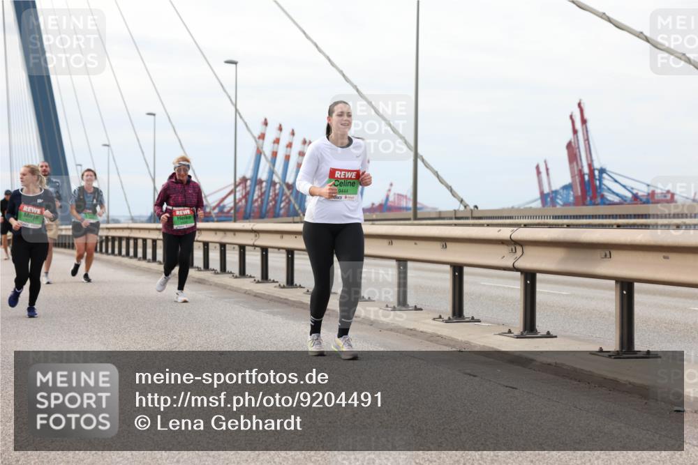 03.10.2025 - Köhlbrandbrückenlauf Lena Gebhardt http://msf.ph/oto/9204491 03.10.2025 15:57:03 Position 2 9444 meine-sportfotos.de