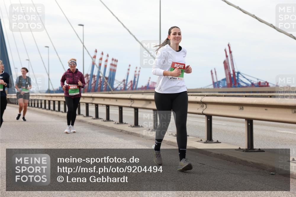 03.10.2025 - Köhlbrandbrückenlauf Lena Gebhardt http://msf.ph/oto/9204494 03.10.2025 15:57:04 Position 2  meine-sportfotos.de
