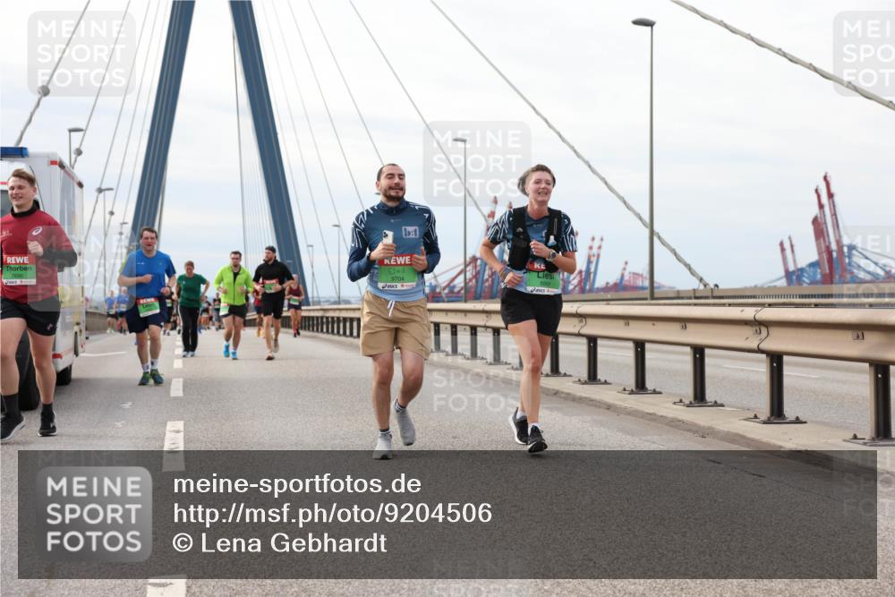 03.10.2025 - Köhlbrandbrückenlauf Lena Gebhardt http://msf.ph/oto/9204506 03.10.2025 15:57:08 Position 2 14, 7690, 9704 meine-sportfotos.de