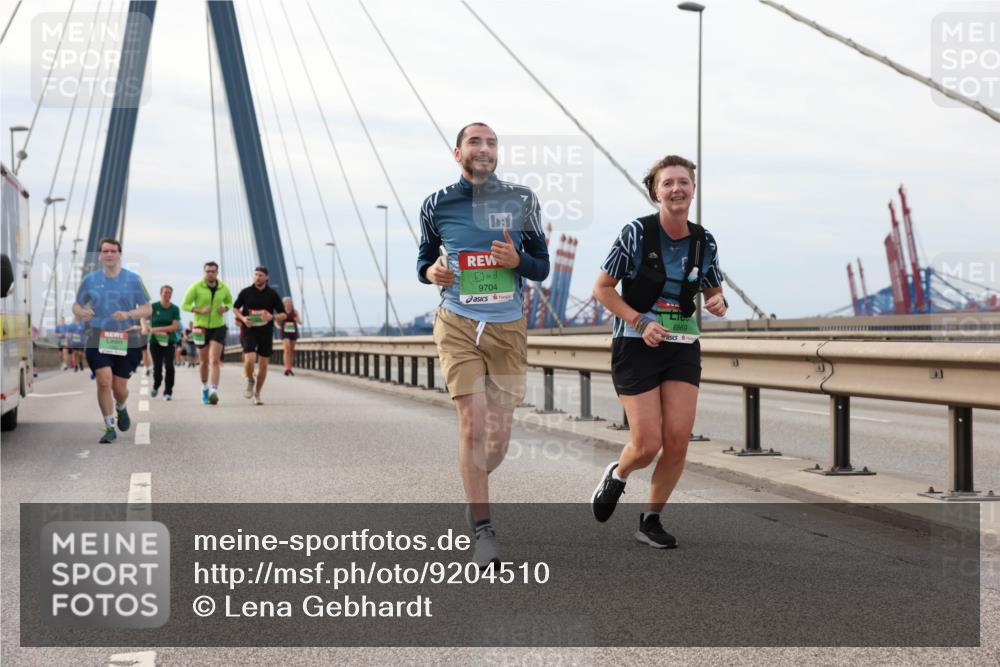 03.10.2025 - Köhlbrandbrückenlauf Lena Gebhardt http://msf.ph/oto/9204510 03.10.2025 15:57:08 Position 2 9704, 8869 meine-sportfotos.de