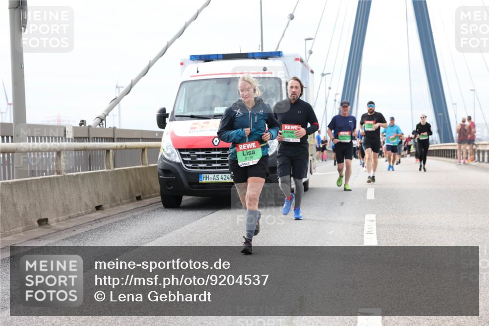 03.10.2025 - Köhlbrandbrückenlauf Lena Gebhardt http://msf.ph/oto/9204537 03.10.2025 15:57:17 Position 2 42, 8, 424, 8175 meine-sportfotos.de