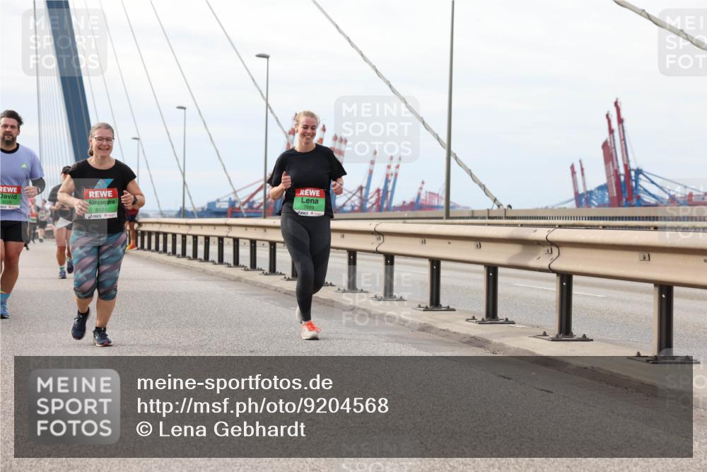 03.10.2025 - Köhlbrandbrückenlauf Lena Gebhardt http://msf.ph/oto/9204568 03.10.2025 15:57:28 Position 2 8228, 8423, 7693 meine-sportfotos.de