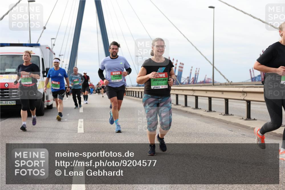 03.10.2025 - Köhlbrandbrückenlauf Lena Gebhardt http://msf.ph/oto/9204577 03.10.2025 15:57:29 Position 2 42, 85, 4249, 8228, 8423 meine-sportfotos.de
