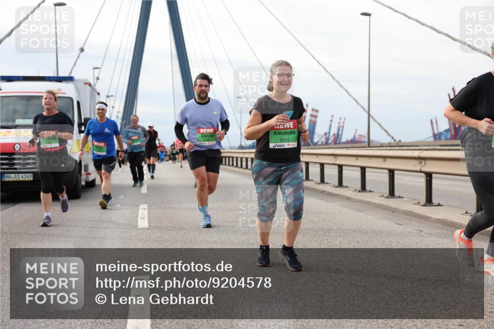03.10.2025 - Köhlbrandbrückenlauf Lena Gebhardt http://msf.ph/oto/9204578 03.10.2025 15:57:29 Position 2 42, 854, 4249, 8423 meine-sportfotos.de