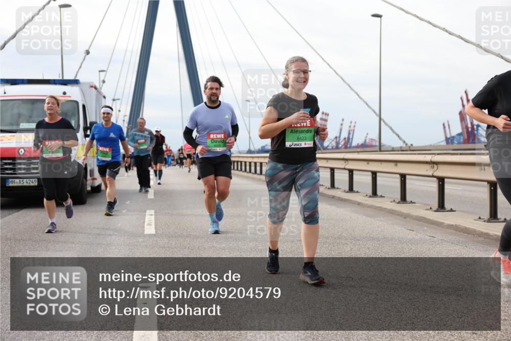 03.10.2025 - Köhlbrandbrückenlauf Lena Gebhardt http://msf.ph/oto/9204579 03.10.2025 15:57:30 Position 2 42, 85, 4249, 8228, 8423 meine-sportfotos.de