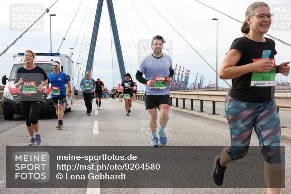 03.10.2025 - Köhlbrandbrückenlauf Lena Gebhardt http://msf.ph/oto/9204580 03.10.2025 15:57:30 Position 2 9390, 8228, 8423 meine-sportfotos.de