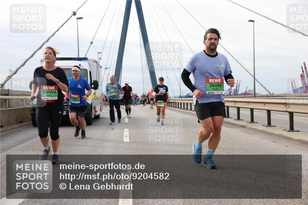 03.10.2025 - Köhlbrandbrückenlauf Lena Gebhardt http://msf.ph/oto/9204582 03.10.2025 15:57:31 Position 2 9390, 8228 meine-sportfotos.de