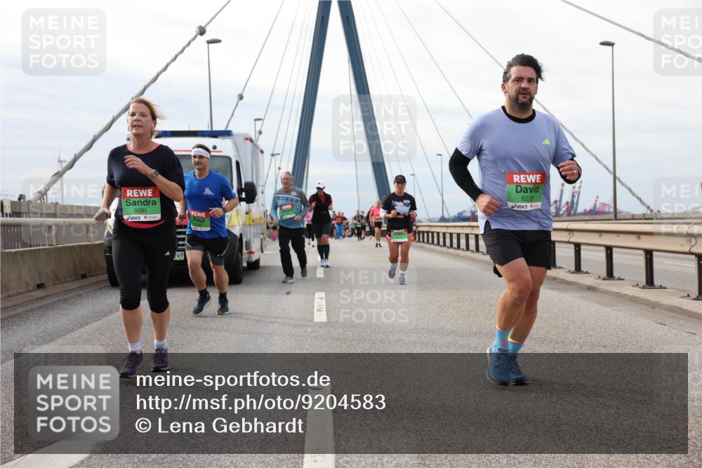 03.10.2025 - Köhlbrandbrückenlauf Lena Gebhardt http://msf.ph/oto/9204583 03.10.2025 15:57:31 Position 2 8228, 9390, 49 meine-sportfotos.de