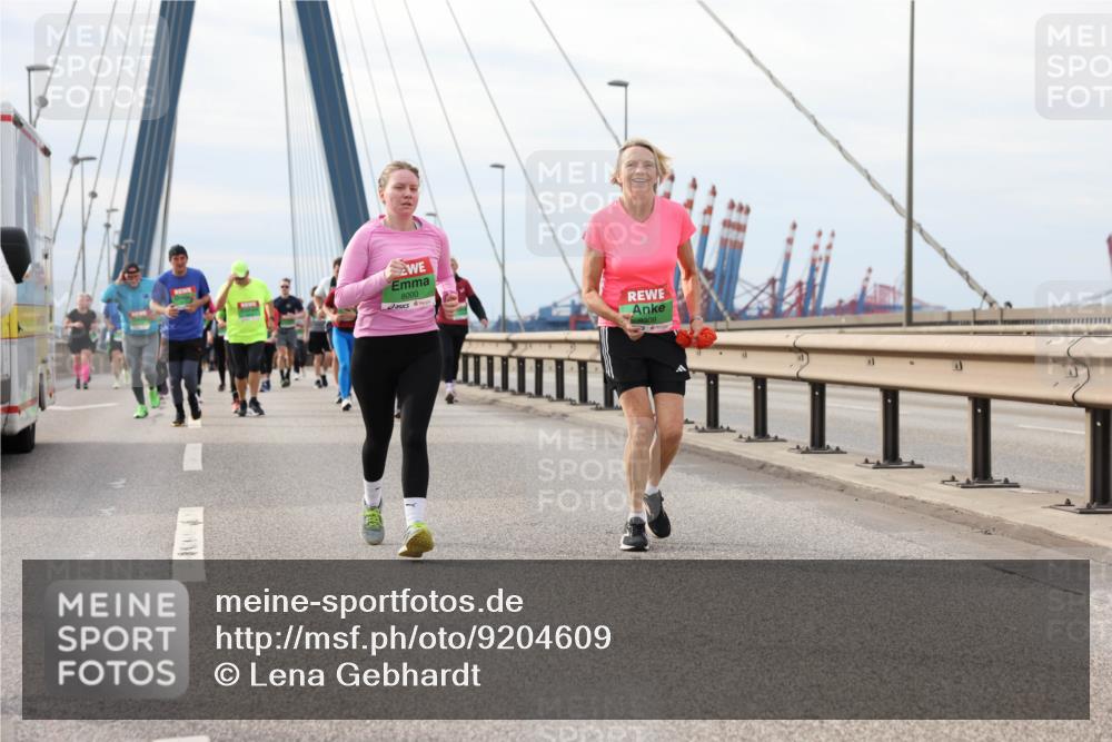 03.10.2025 - Köhlbrandbrückenlauf Lena Gebhardt http://msf.ph/oto/9204609 03.10.2025 15:57:40 Position 2 8000, 9809 meine-sportfotos.de