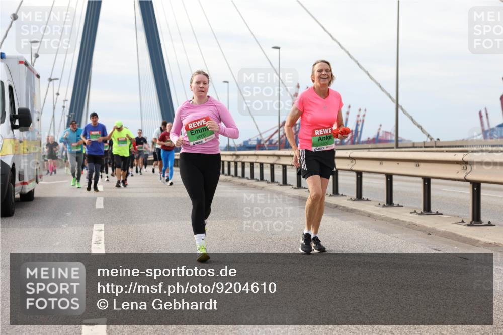 03.10.2025 - Köhlbrandbrückenlauf Lena Gebhardt http://msf.ph/oto/9204610 03.10.2025 15:57:40 Position 2 8000, 9309 meine-sportfotos.de