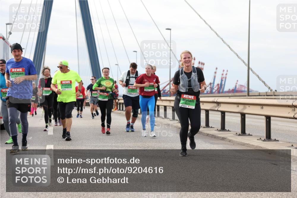 03.10.2025 - Köhlbrandbrückenlauf Lena Gebhardt http://msf.ph/oto/9204616 03.10.2025 15:57:44 Position 2 8702, 8949, 8571 meine-sportfotos.de