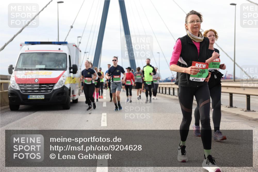 03.10.2025 - Köhlbrandbrückenlauf Lena Gebhardt http://msf.ph/oto/9204628 03.10.2025 15:57:49 Position 2 4249, 8135, 8455 meine-sportfotos.de