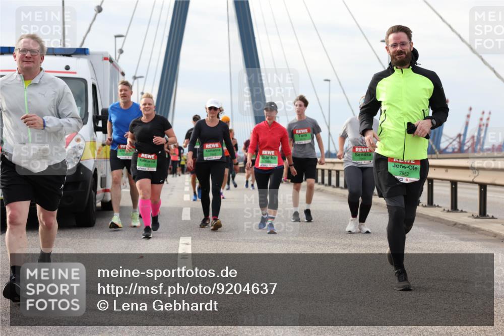 03.10.2025 - Köhlbrandbrückenlauf Lena Gebhardt http://msf.ph/oto/9204637 03.10.2025 15:57:52 Position 2 7672, 7952 meine-sportfotos.de