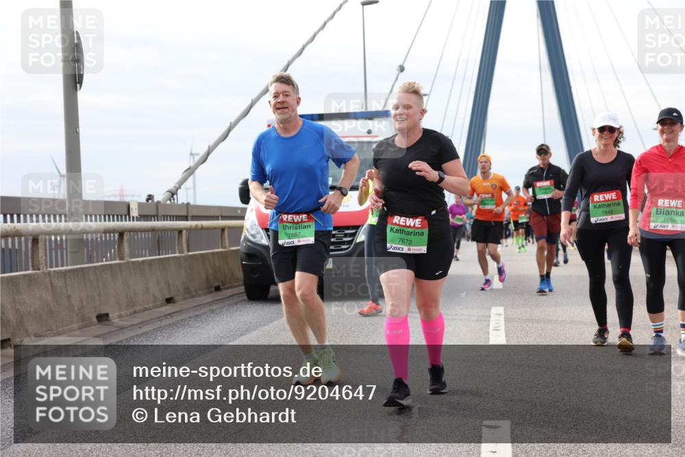 03.10.2025 - Köhlbrandbrückenlauf Lena Gebhardt http://msf.ph/oto/9204647 03.10.2025 15:57:54 Position 2 7687, 7672, 7842, 7665 meine-sportfotos.de