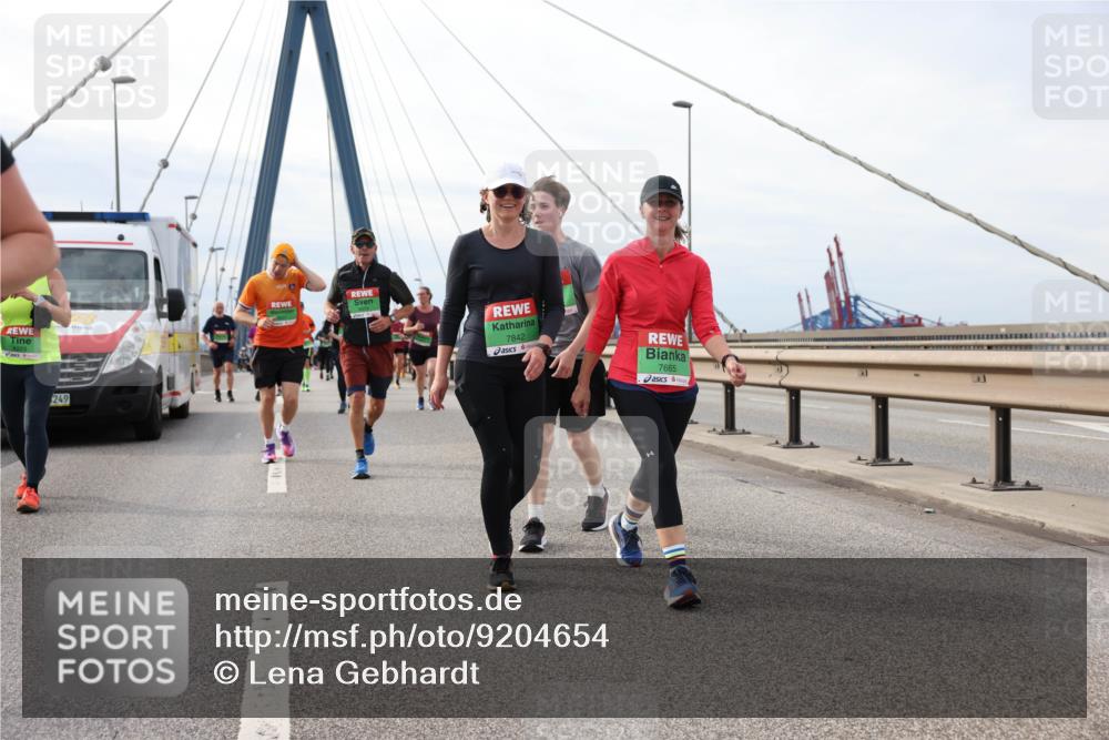 03.10.2025 - Köhlbrandbrückenlauf Lena Gebhardt http://msf.ph/oto/9204654 03.10.2025 15:57:56 Position 2 249, 7842, 7665 meine-sportfotos.de