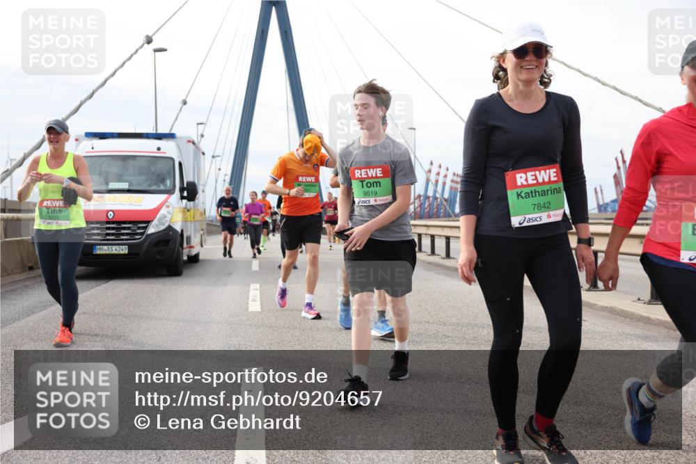 03.10.2025 - Köhlbrandbrückenlauf Lena Gebhardt http://msf.ph/oto/9204657 03.10.2025 15:57:57 Position 2 488, 8223, 4249, 9519, 7842 meine-sportfotos.de