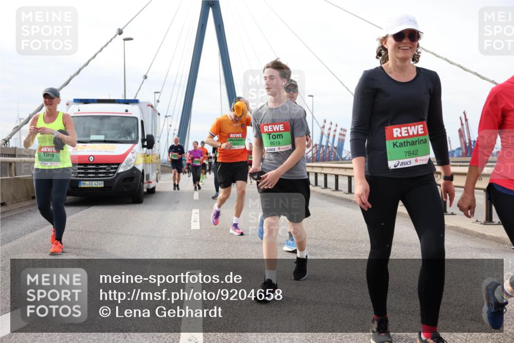 03.10.2025 - Köhlbrandbrückenlauf Lena Gebhardt http://msf.ph/oto/9204658 03.10.2025 15:57:57 Position 2 8223, 4249, 9519, 7842 meine-sportfotos.de