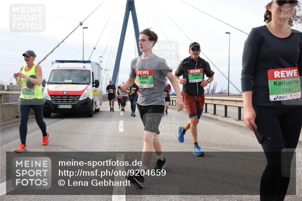 03.10.2025 - Köhlbrandbrückenlauf Lena Gebhardt http://msf.ph/oto/9204659 03.10.2025 15:57:57 Position 2 8223, 4249, 9519, 9003, 7842 meine-sportfotos.de