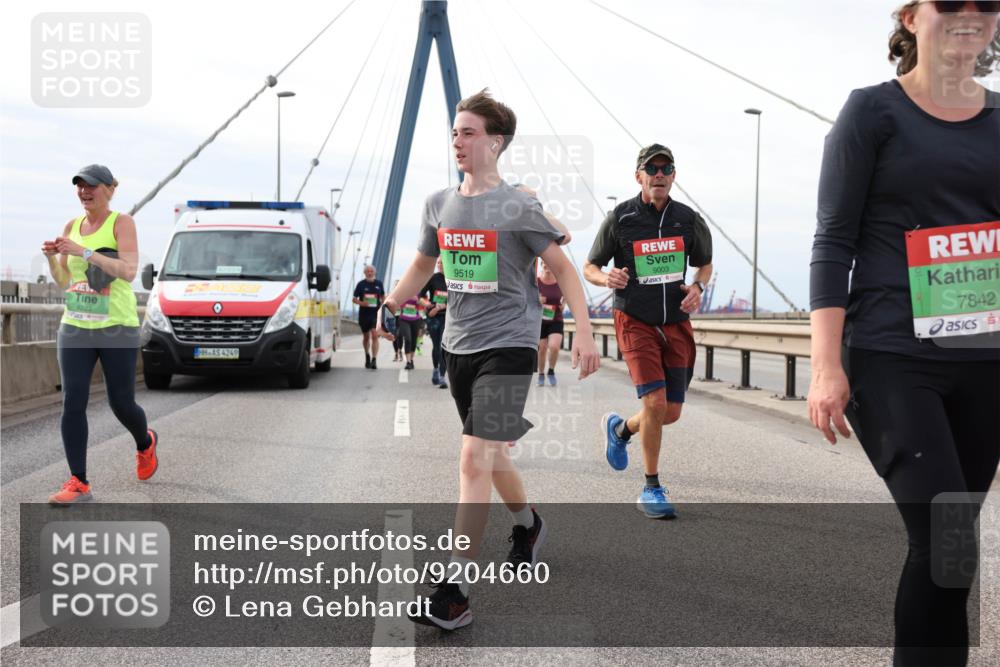 03.10.2025 - Köhlbrandbrückenlauf Lena Gebhardt http://msf.ph/oto/9204660 03.10.2025 15:57:57 Position 2 8223, 4249, 9519, 9003, 7842 meine-sportfotos.de