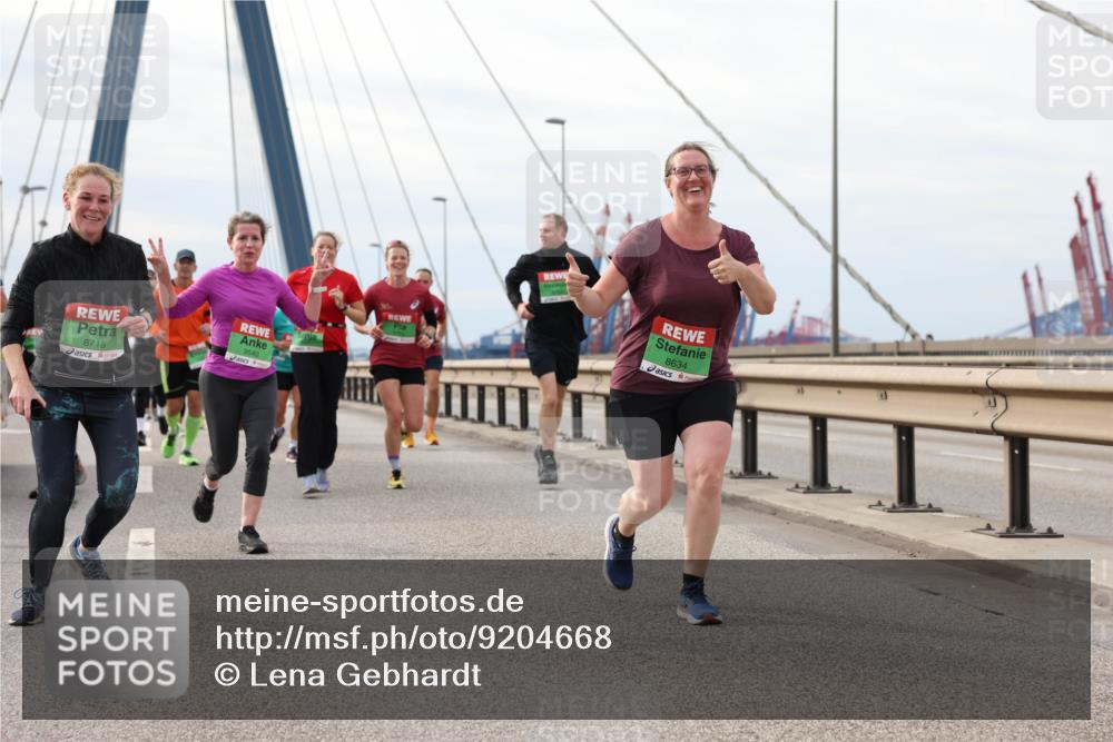 03.10.2025 - Köhlbrandbrückenlauf Lena Gebhardt http://msf.ph/oto/9204668 03.10.2025 15:58:00 Position 2 8715, 9540, 8634 meine-sportfotos.de