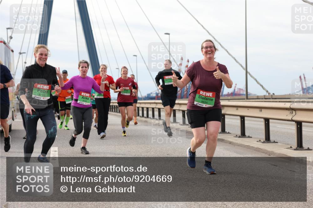 03.10.2025 - Köhlbrandbrückenlauf Lena Gebhardt http://msf.ph/oto/9204669 03.10.2025 15:58:00 Position 2 8715, 9540, 8634 meine-sportfotos.de