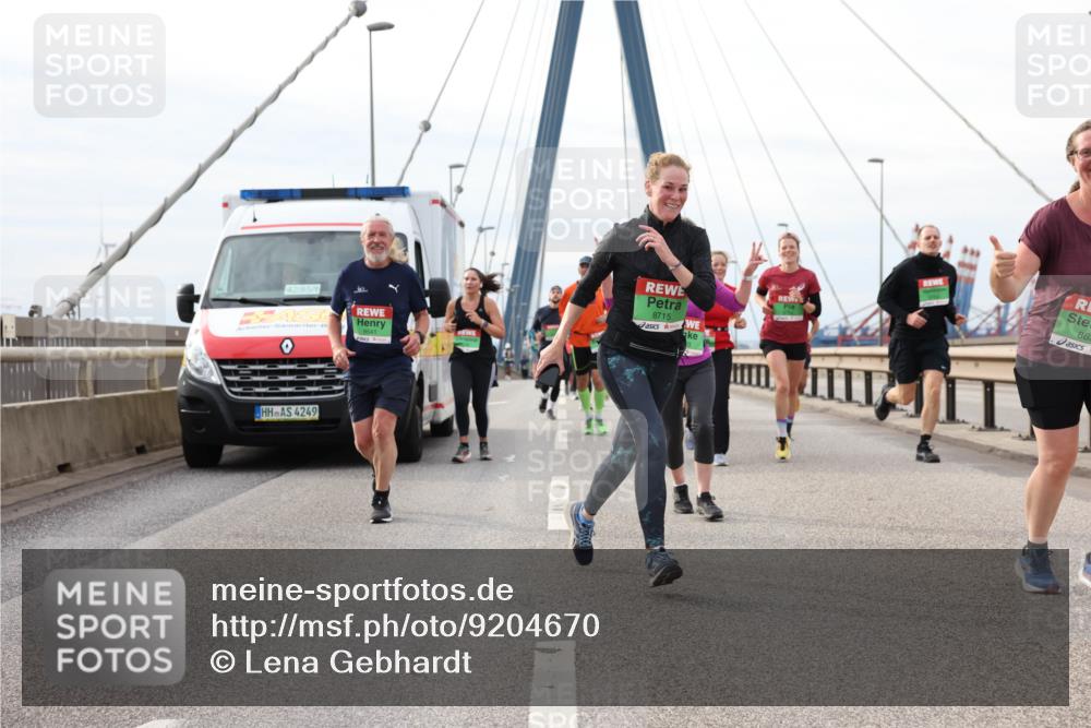03.10.2025 - Köhlbrandbrückenlauf Lena Gebhardt http://msf.ph/oto/9204670 03.10.2025 15:58:01 Position 2 42, 85, 8715, 9541, 4249, 863 meine-sportfotos.de